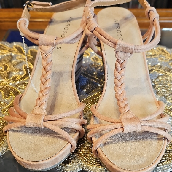 Elegant Tan Wedge Sandals - Picture 6 of 8